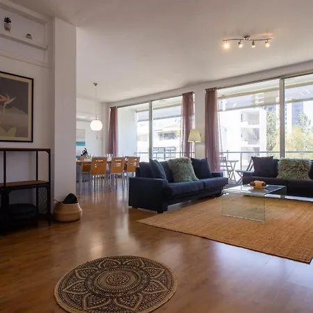 Classic 3br By Makariou Avenue Apartment