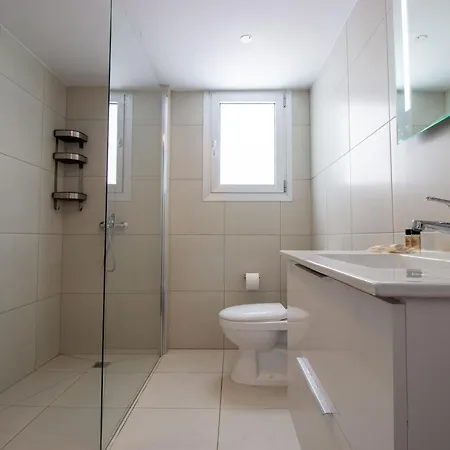 Apartment Classic 3br By Makariou Avenue