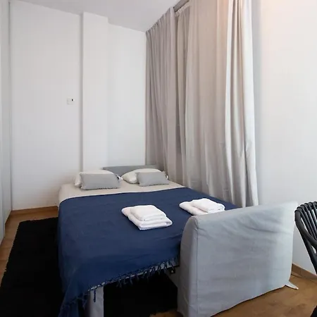 Classic 3br By Makariou Avenue Apartment
