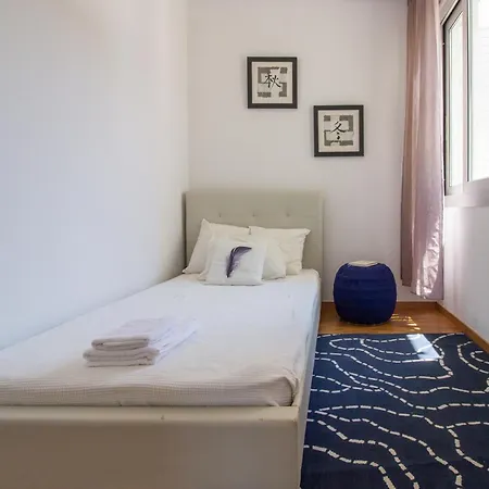 Apartment Classic 3br By Makariou Avenue