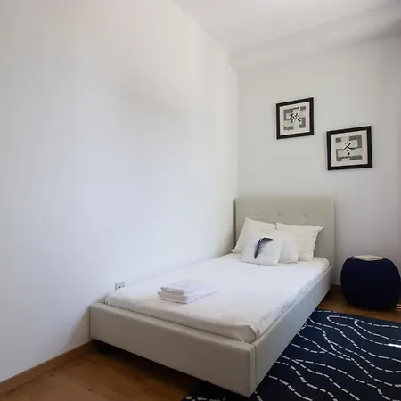 Classic 3br By Makariou Avenue Apartment *
