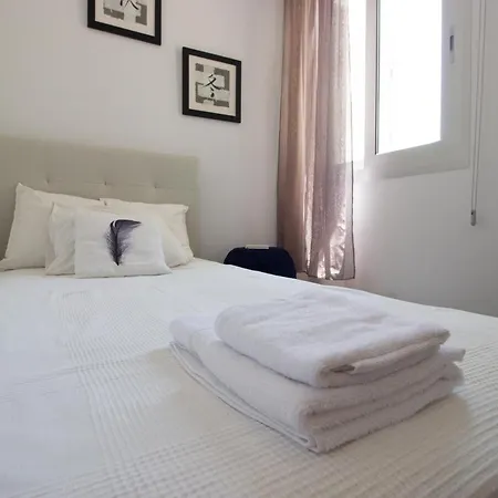 Classic 3br By Makariou Avenue *