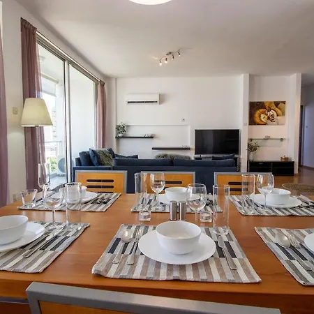 Apartment Classic 3br By Makariou Avenue