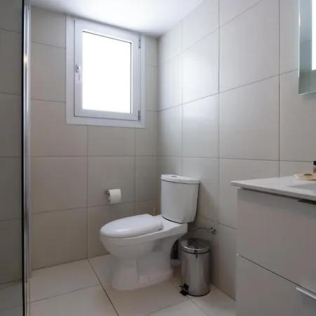 Apartment Classic 3br By Makariou Avenue