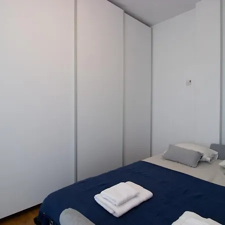 Classic 3br By Makariou Avenue Apartment *