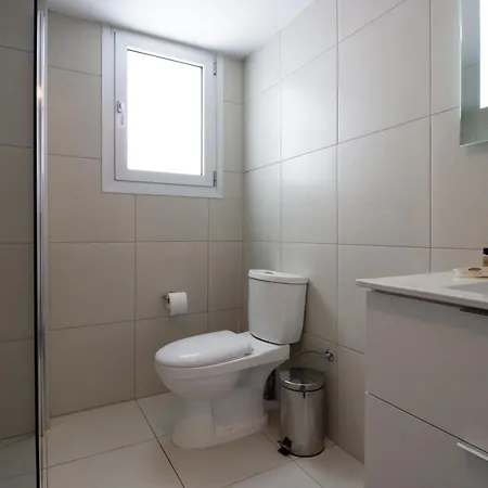 Apartment Classic 3br By Makariou Avenue