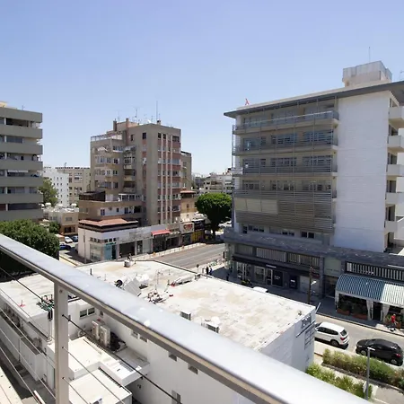 Classic 3br By Makariou Avenue Apartment *