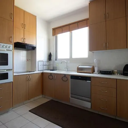 Classic 3br By Makariou Avenue *