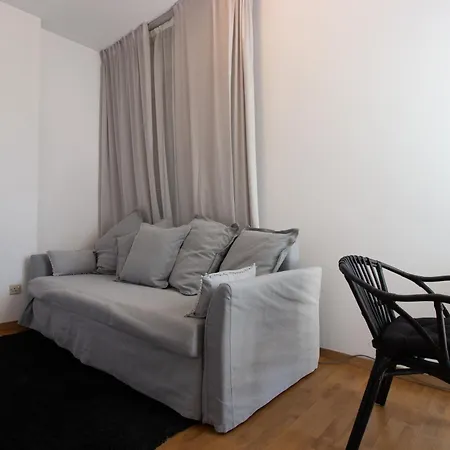 Classic 3br By Makariou Avenue *