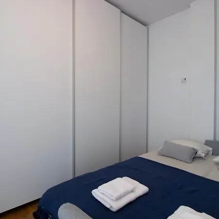 Apartment Classic 3br By Makariou Avenue